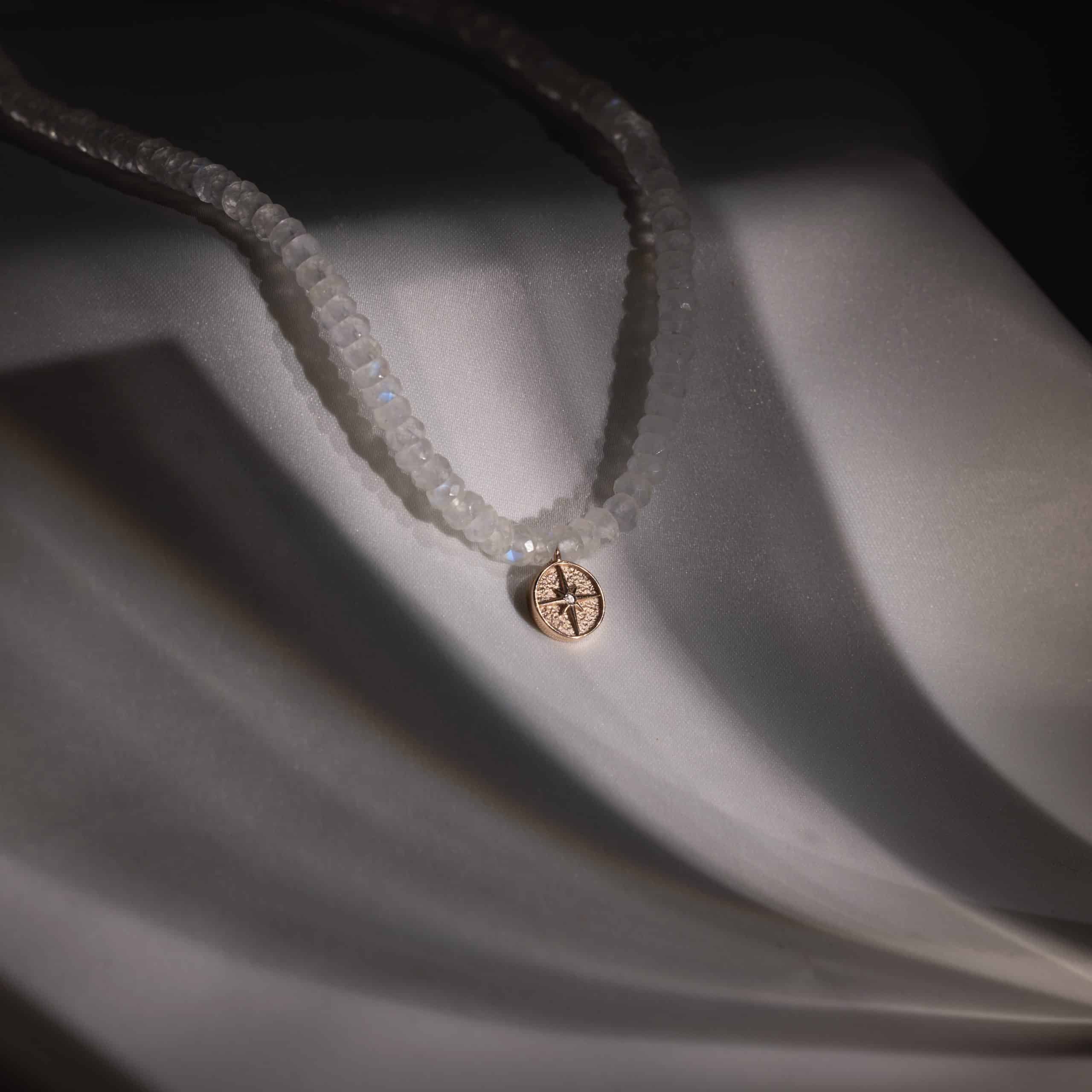 Collier ras du cou en pierre de lune avec étoile polaire