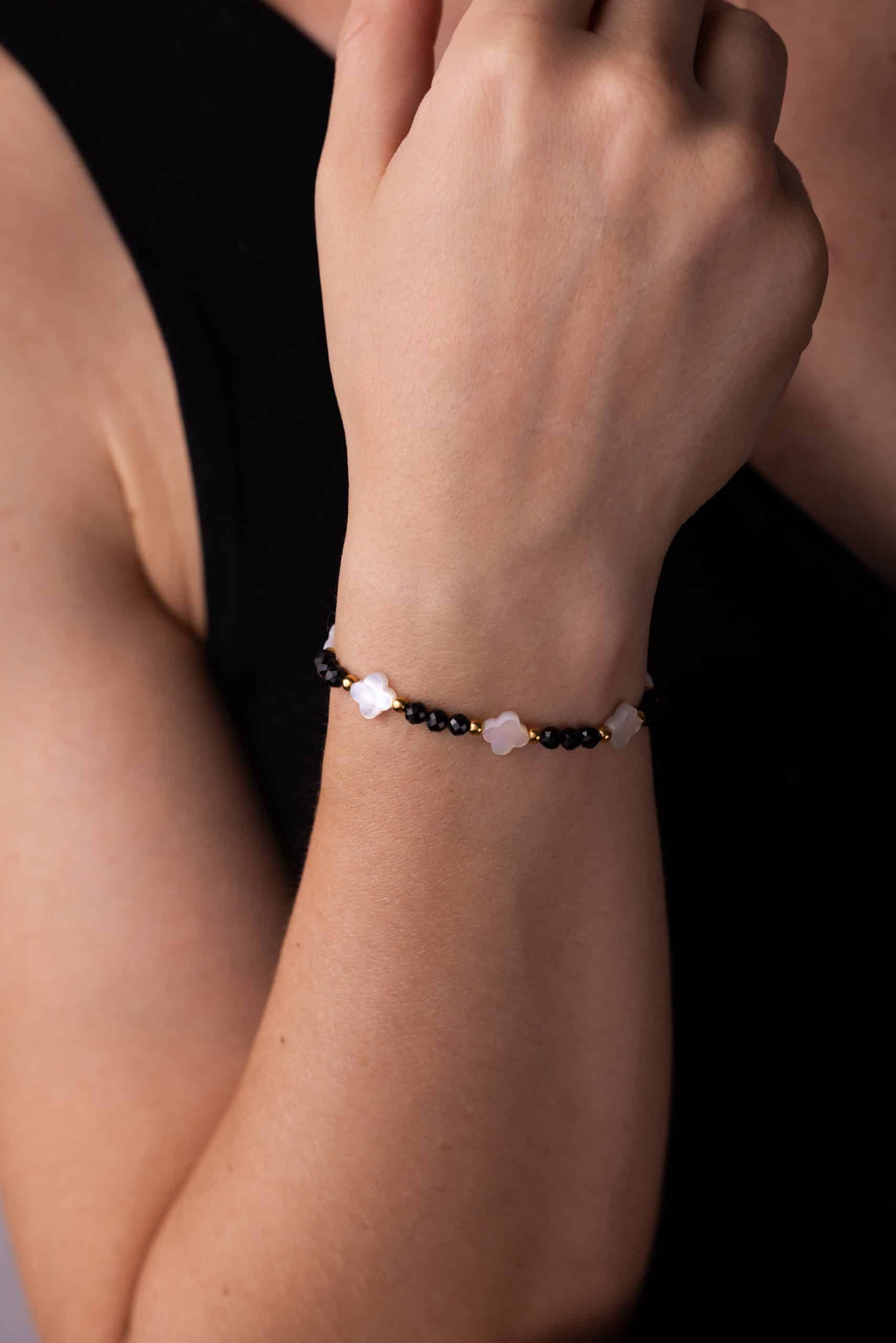 Bracciale a forma di trifoglio con tormalina nera