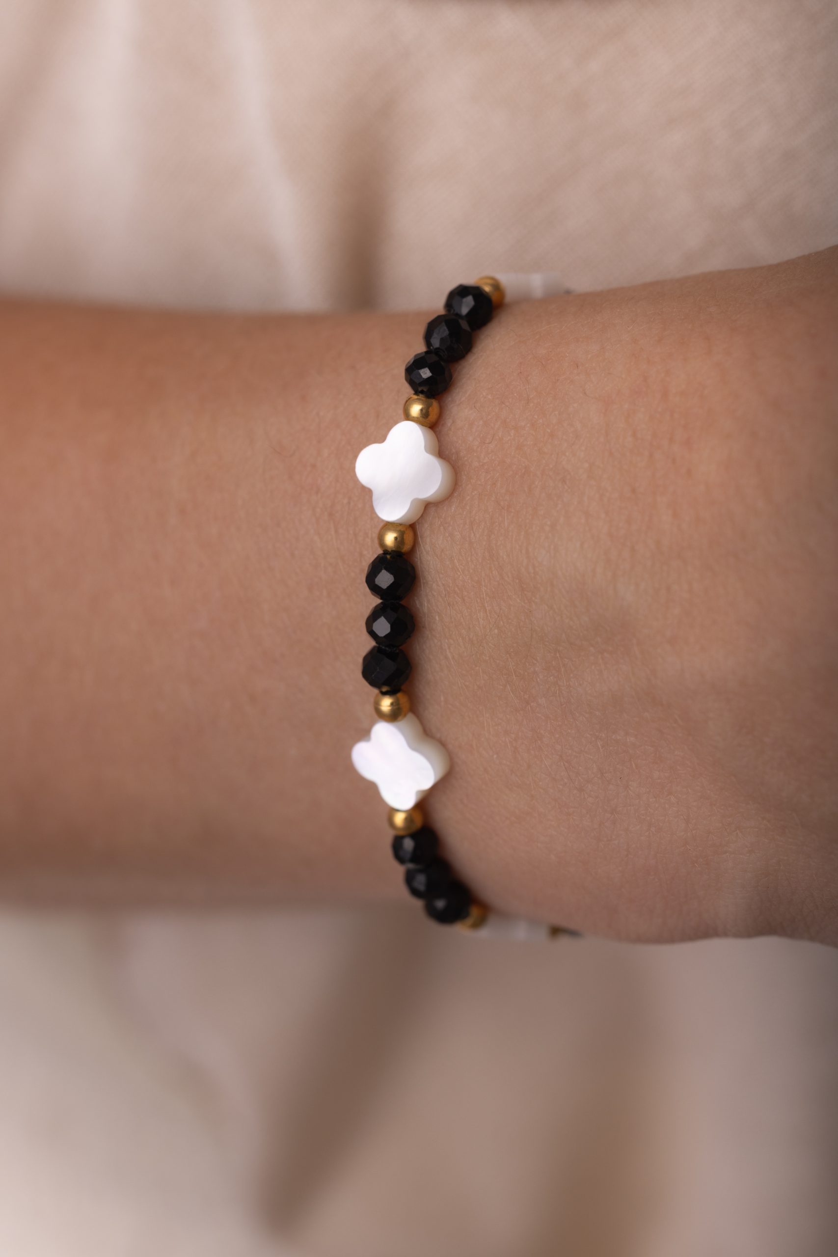 Bracciale a forma di trifoglio con tormalina nera