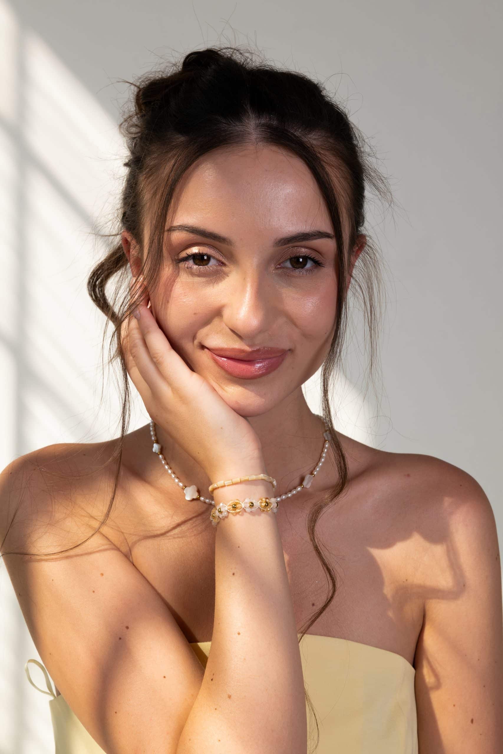 Brățară bej cu tub din sidef