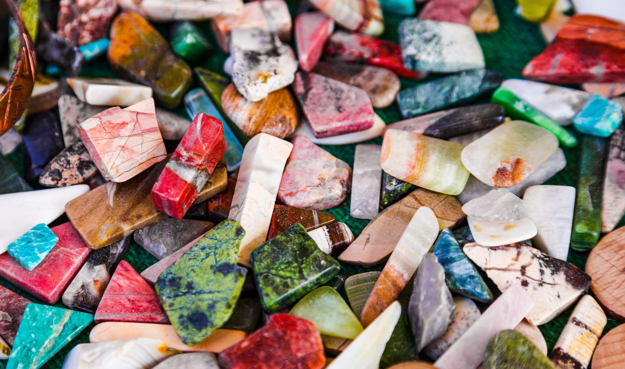 differences between natural and synthetic gemstones